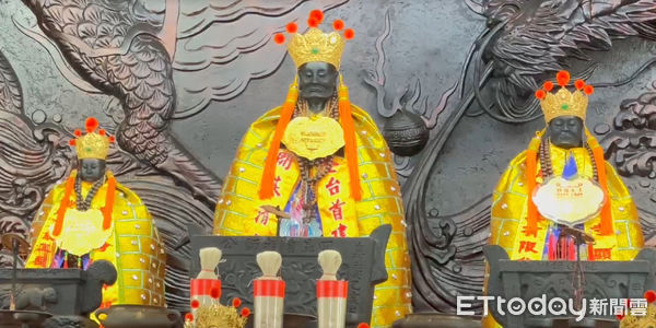 ▲台南市南區四鯤鯓龍山寺舉辦清水祖師轉運金擲筊比賽，吸引7000餘人報名參賽，人潮擠爆廟埕來試手氣，最後由1歲多謝姓男童獲大獎30萬元。（圖／記者林東良翻攝，下同）