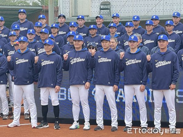 ▲富邦悍將新隊長張育成（中）與新任副隊長。（圖／記者楊舒帆攝）