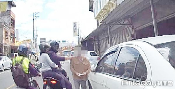 ▲桃園市蘆竹警分局女警追捕越南籍失聯移工，經熱心騎士協助順利攔截男子，女警呼叫支援警力送辦。（圖／記者沈繼昌翻攝）