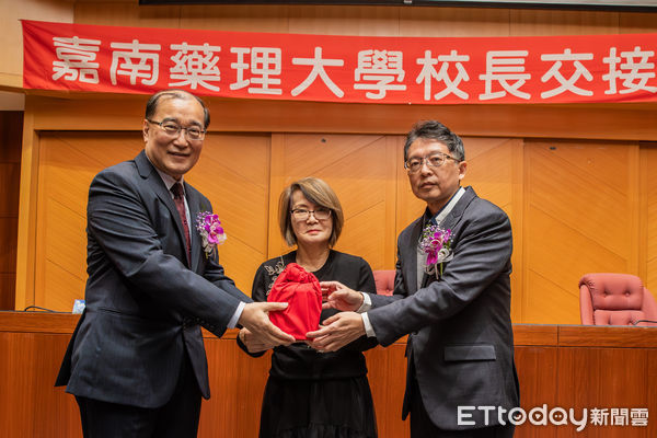 ▲嘉南藥理大學舉行代理與卸任校長交接典禮，在新任董事長薛淑惠女士的監交下，新任校長張翊峰特聘教授，自卸任校長錢紀銘教授手中接過代理校長職務，正式接下校務重任。（圖／記者林東良翻攝，下同）