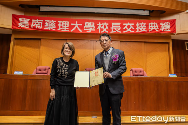 ▲嘉南藥理大學舉行代理與卸任校長交接典禮，在新任董事長薛淑惠女士的監交下，新任校長張翊峰特聘教授，自卸任校長錢紀銘教授手中接過代理校長職務，正式接下校務重任。（圖／記者林東良翻攝，下同）