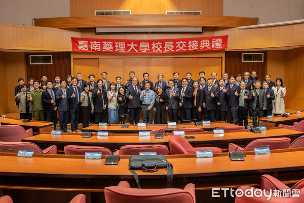 ▲嘉南藥理大學舉行代理與卸任校長交接典禮，在新任董事長薛淑惠女士的監交下，新任校長張翊峰特聘教授，自卸任校長錢紀銘教授手中接過代理校長職務，正式接下校務重任。（圖／記者林東良翻攝，下同）