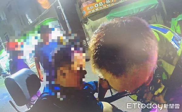 ▲東港警分局林邊分駐所巡佐林文欽、警員張汝婷護送洪男返家            。（圖／記者陳崑福翻攝）