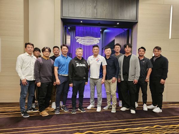 ▲▼    中華隊去年於世界棒球12強錦標賽奪冠後，辜仲諒理事長除了自掏腰包7000萬獎金由球員、教練、後勤平分，教練團的努力也功不可沒，昨（3）晚特別宴請教練團，並特別致贈勞力士手錶，感謝這些幕後教練團英     。（圖／中職提供）