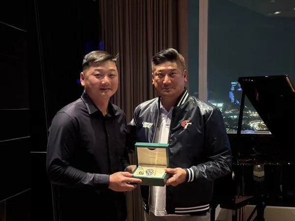 ▲▼    中華隊去年於世界棒球12強錦標賽奪冠後，辜仲諒理事長除了自掏腰包7000萬獎金由球員、教練、平分，教練團的努力也功不可沒，昨（3）晚特別宴請教練團，並特別致贈勞力士手錶，感謝這些幕後教練團英     。（圖／中職提供）