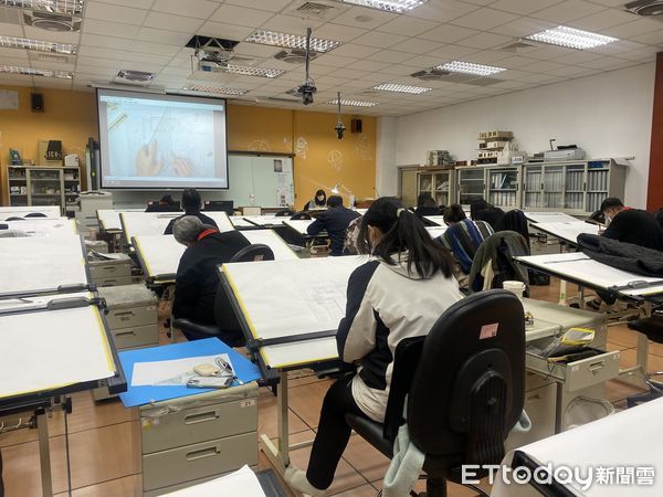 ▲蔡坤玉報名參訓勞發署雲嘉南分署的自辦職前「建築繪圖及BIM」課程，結訓前即被知名營造公司攬才、薪資也跟著水漲船高，成功改寫自己的職涯篇章。（圖／記者林東良翻攝，下同）