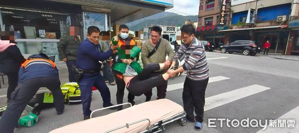 ▲▼救護人員將食道內的貢丸取出，再以心肺復甦術及使用自動體外心心臟去器，恢復女子生命跡象。（圖／新城警分局提供，下同）