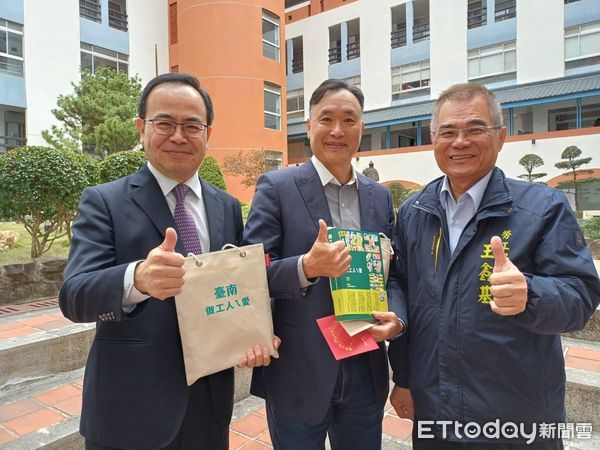 ▲台南市勞工局偕同內政部移民署，4日於南台科技大學舉辦「境外生訪視關懷服務&mdash;新春團拜」活動，由勞工局長王鑫基代表黃偉哲市長向外籍生表達心意，現場充滿濃厚年節氣氛。（圖／記者林東良翻攝，下同）