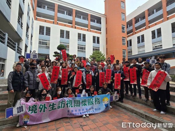 ▲台南市勞工局偕同內政部移民署，4日於南台科技大學舉辦「境外生訪視關懷服務&mdash;新春團拜」活動，由勞工局長王鑫基代表黃偉哲市長向外籍生表達心意，現場充滿濃厚年節氣氛。（圖／記者林東良翻攝，下同）
