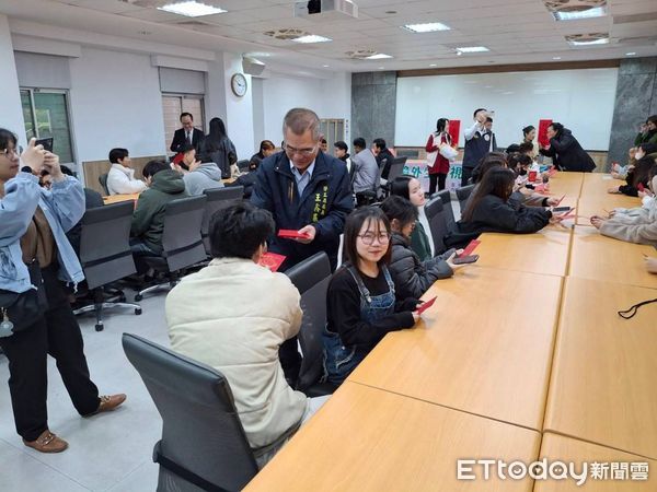 ▲台南市勞工局偕同內政部移民署，4日於南台科技大學舉辦「境外生訪視關懷服務&mdash;新春團拜」活動，由勞工局長王鑫基代表黃偉哲市長向外籍生表達心意，現場充滿濃厚年節氣氛。（圖／記者林東良翻攝，下同）