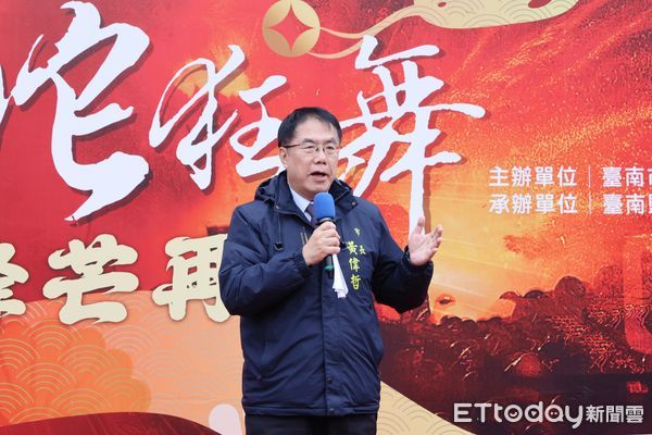 ▲台南市長黃偉哲4日出席鹽水武廟前的活動宣傳記者會，與鹽水武廟管理人林益仁、主委翁再進共同祈求活動順利、台南市運昌隆。（圖／記者林東良翻攝，下同）
