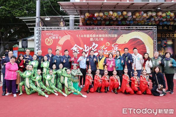 ▲台南市長黃偉哲4日出席鹽水武廟前的活動宣傳記者會，與鹽水武廟管理人林益仁、主委翁再進共同祈求活動順利、台南市運昌隆。（圖／記者林東良翻攝，下同）