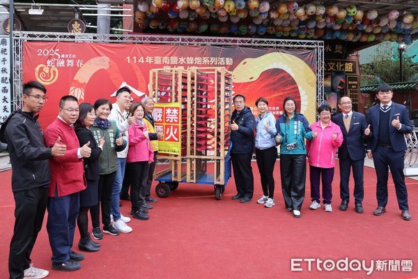 ▲台南市長黃偉哲4日出席鹽水武廟前的活動宣傳記者會，與鹽水武廟管理人林益仁、主委翁再進共同祈求活動順利、台南市運昌隆。（圖／記者林東良翻攝，下同）