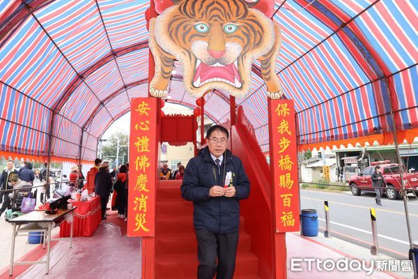 ▲台南市長黃偉哲4日出席鹽水武廟前的活動宣傳記者會，與鹽水武廟管理人林益仁、主委翁再進共同祈求活動順利、台南市運昌隆。（圖／記者林東良翻攝，下同）