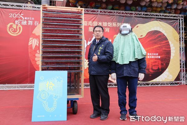 ▲台南市長黃偉哲4日出席鹽水武廟前的活動宣傳記者會，與鹽水武廟管理人林益仁、主委翁再進共同祈求活動順利、台南市運昌隆。（圖／記者林東良翻攝，下同）