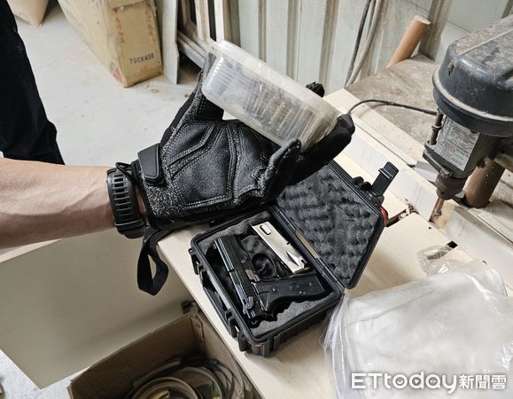 ▲▼1名衛浴包商網購「金牛座」手槍，結果跌落5公尺深圳溝，狼狽落網。（圖／警方提供，下同）