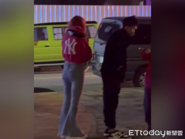 ▲小情侶放煙火點燃重劃區！挨轟浪費國家資源　警要找人說明。（圖／民眾提供）