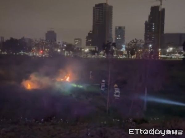 ▲小情侶放煙火點燃重劃區！挨轟浪費國家資源　警要找人說明。（圖／民眾提供）