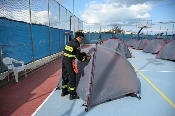 ▲▼ 希臘聖托里尼島（Santorini）地震頻頻，許多人乘坐渡輪和飛機離開。（圖／路透）