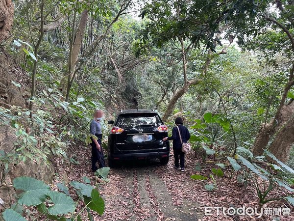 ▲▼郭姓男子春節連假期間，開車載著一家5人，前往燕巢區月世界風景區旅遊，因誤信導航進入廢棄山路外，車輪還卡在山溝中進退不得。（圖／記者吳世龍翻攝）