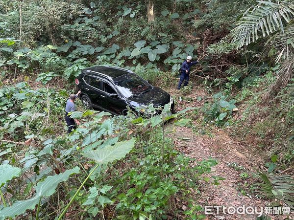 ▲▼郭姓男子春節連假期間，開車載著一家5人，前往燕巢區月世界風景區旅遊，因誤信導航進入廢棄山路外，車輪還卡在山溝中進退不得。（圖／記者吳世龍翻攝）