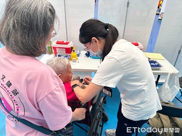 ▲▼花蓮衛生局呼籲6個月以上且自去年10月1日後尚未接種過流感疫苗之民眾，盡速接種流感疫苗。（圖／花蓮衛生局提供，下同）