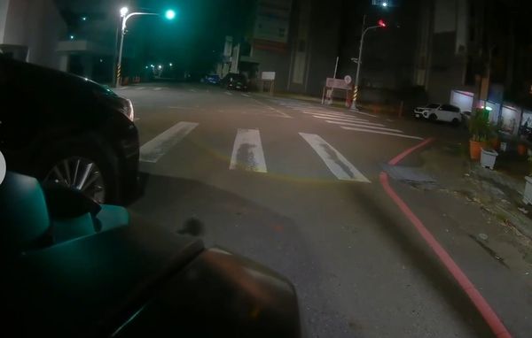 ▲男女騎士半路遭飆罵攔車。（圖／民眾提供）