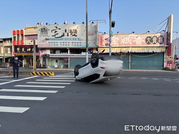 ▲▼       苗栗轎車自撞翻覆      。（圖／記者楊永盛翻攝）