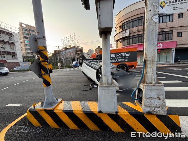 ▲▼       苗栗轎車自撞翻覆      。（圖／記者楊永盛翻攝）
