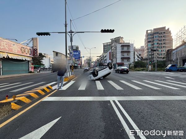 ▲▼       苗栗轎車自撞翻覆      。（圖／記者楊永盛翻攝）