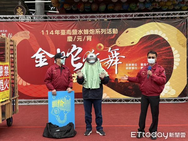 ▲台南市消防局呼籲元宵節觀賞鹽水蜂炮，務必穿戴適當防護裝備，以策安全。（圖／記者林東良翻攝，下同）