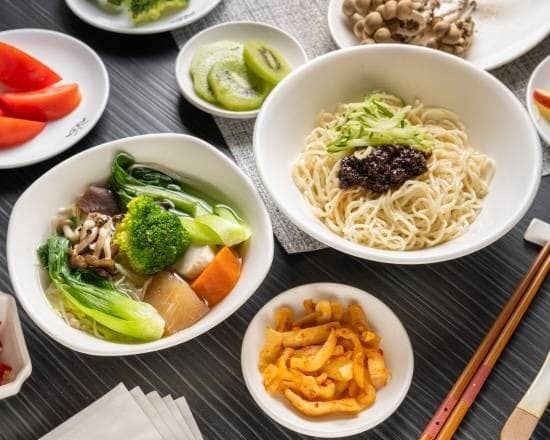 ▲「小心上癮」還供應素食麵、香椿拌麵、蔬菜麻醬麵等麵食。（圖／取自小心上癮素食麻辣火鍋臉書粉專）