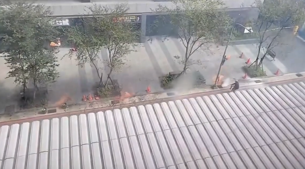 ▲▼桃園區國豐八街、國強十一街交叉口一排水溝蓋突竄出火舌，嚇壞民眾            。（圖／翻攝黃瓊慧Threads）