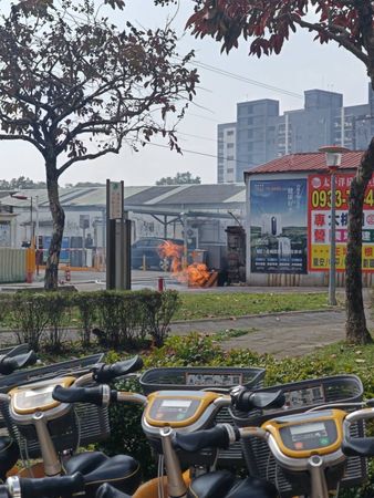 ▲▼桃園區國豐八街、國強十一街交叉口一排水溝蓋突竄出火舌，嚇壞民眾            。（圖／翻攝黃瓊慧Threads）