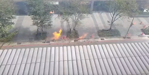 ▲▼桃園區國豐八街、國強十一街交叉口一排水溝蓋突竄出火舌，嚇壞民眾            。（圖／翻攝黃瓊慧Threads）