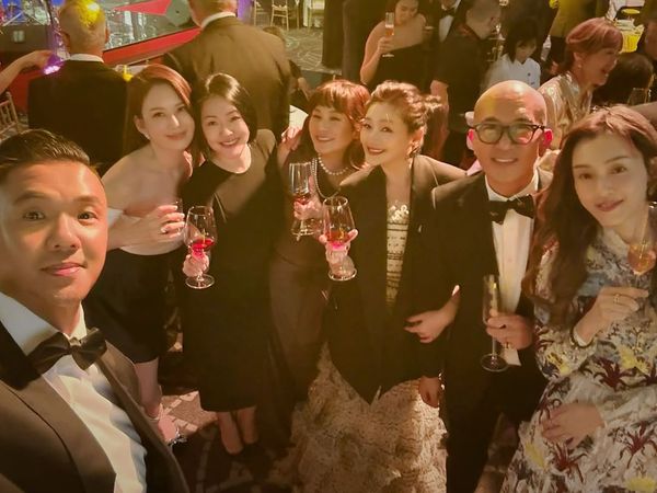 陳建州（左起）、Melody、小S、范瑋琪（右起）、具俊曄、大S上月在王偉忠女兒歸寧宴上相見歡。（翻攝陳建州IG）