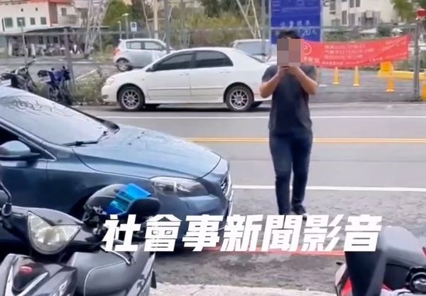 ▲▼豐原1名男子違停在紅線買早餐被按喇叭，怒氣沖沖下車反嗆店家佔用人行道。（圖／翻自社會事新聞影音，下同）