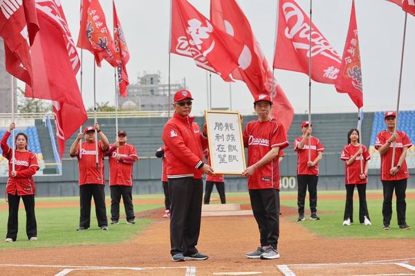 ▲▼      龍眾一心 Goal For One展氣勢 味全龍全力衝刺臺灣大賽       。（圖／味全龍提供）