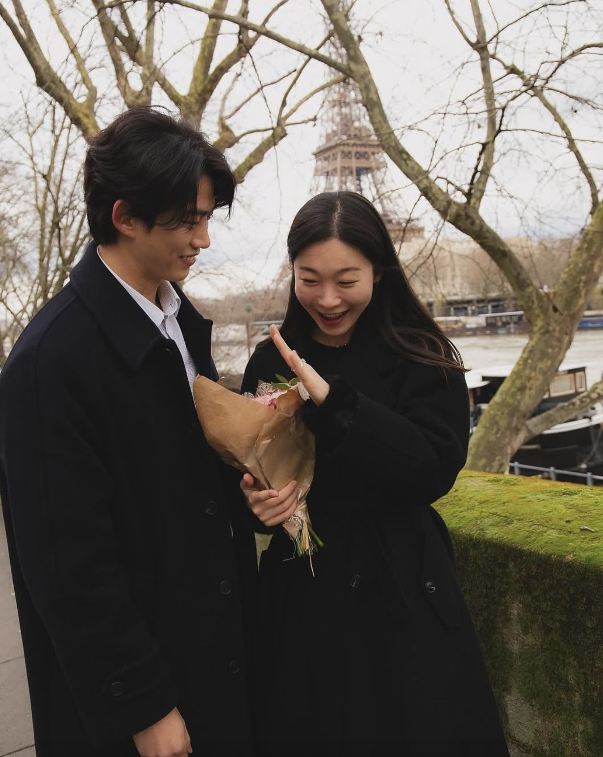 ▲▼玉澤演巴黎鐵塔前下跪求婚了！素人女友感動哭出來　定情照全曝光。（圖／翻攝自The Best Photo Paris IG）