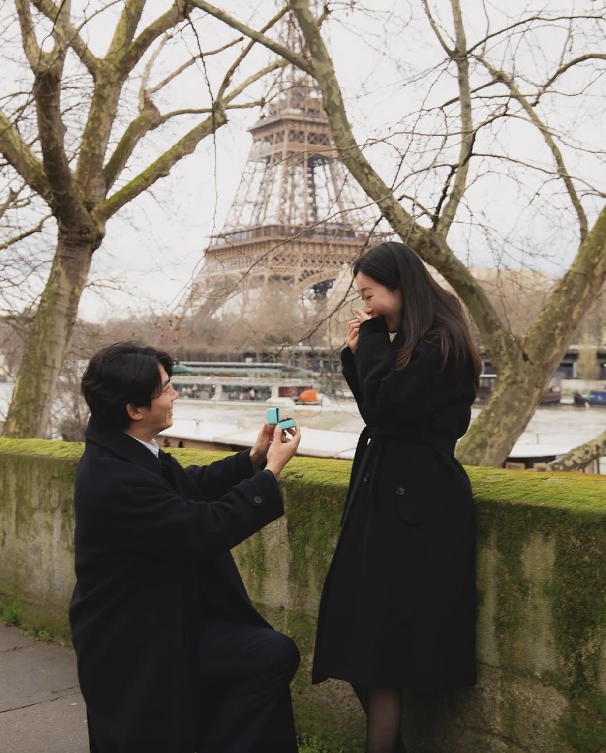 ▲▼玉澤演巴黎鐵塔前下跪求婚了！素人女友感動哭出來　定情照全曝光。（圖／翻攝自The Best Photo Paris IG）