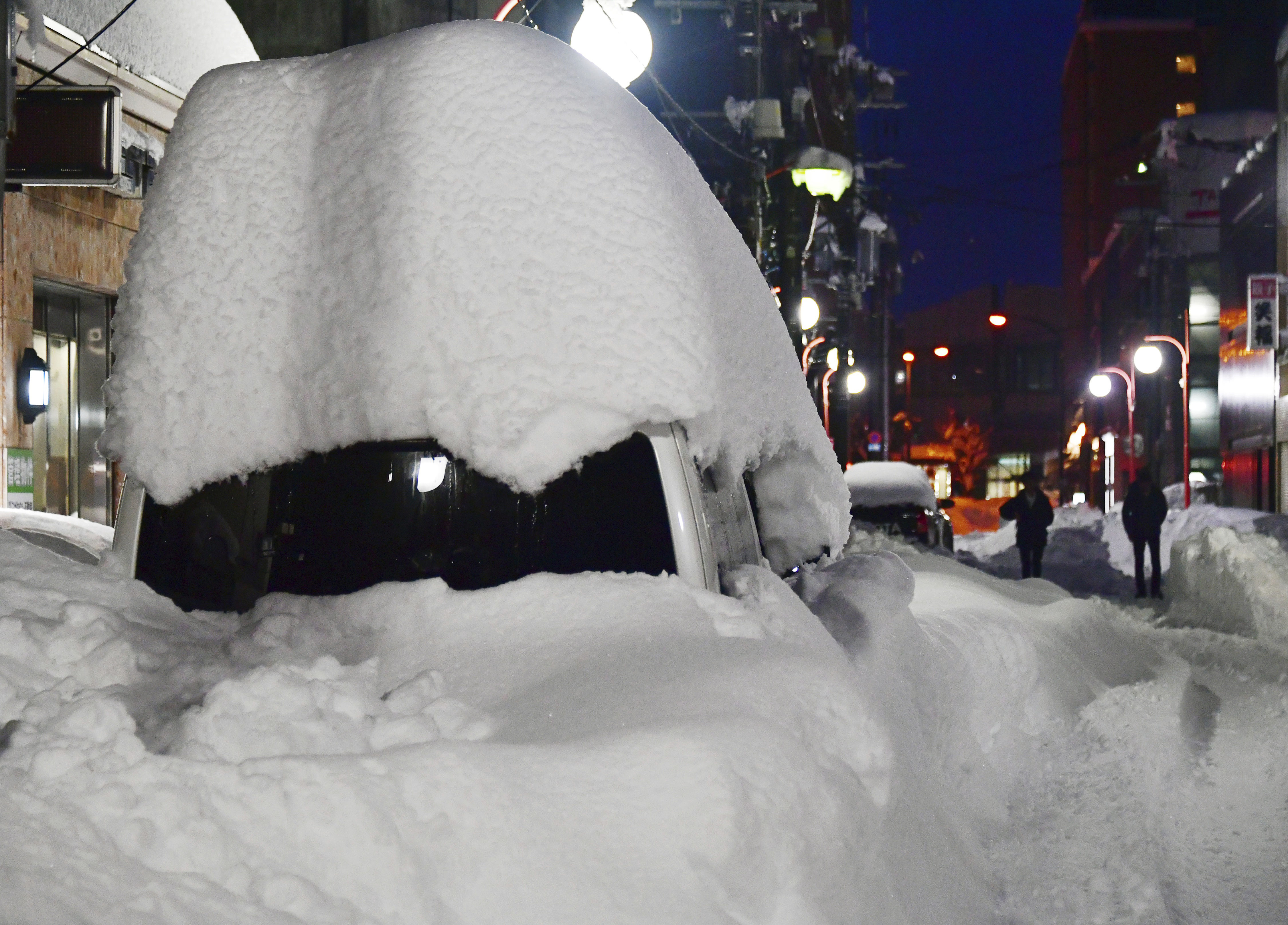 ▲▼日本北海道帶廣市4日短短一夜之間便降雪超過120公分。（圖／達志影像／美聯社）