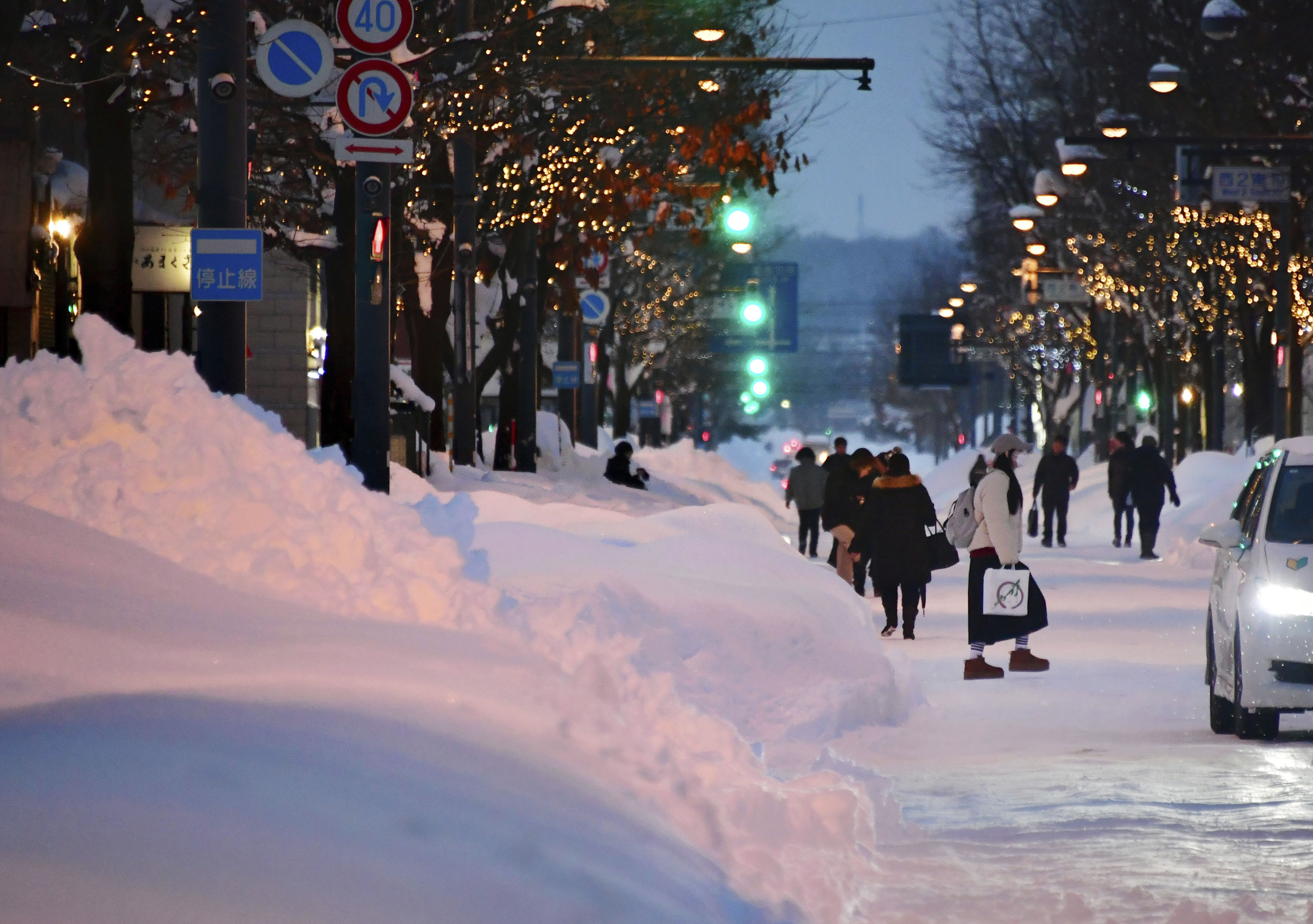 ▲▼日本北海道帶廣市4日短短一夜之間便降雪超過120公分。（圖／達志影像／美聯社）