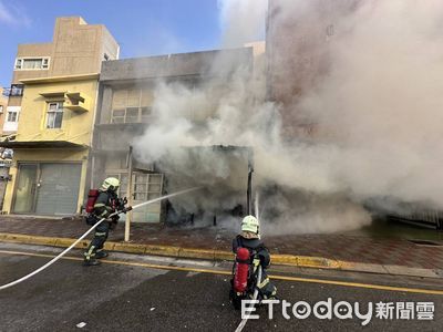 快訊／馬公臭豆腐店火警「1樓全面燃燒」濃煙沖天　店內器具全燒毀