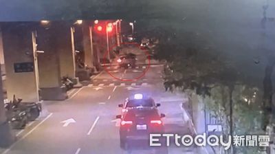 恐怖瞬間曝光!基隆小客車深夜闖紅燈 雙載機車慘遭撞飛