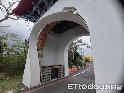 墾丁地標「森林遊樂區牌樓」被撞慘況曝　疑貨櫃車肇事落跑
