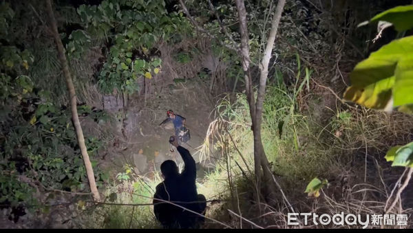 ▲2歲柴犬「柴柴」在露營時不慎跌落3層樓高的山谷被困36小時，所幸最後請來台南山上水道博物館攀樹教練協助垂降救援，成功將柴柴平安救回，讓一家人終於安心。（圖／記者林東良翻攝，下同）