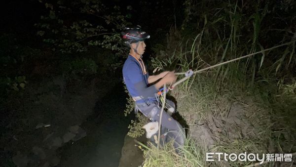 ▲2歲柴犬「柴柴」在露營時不慎跌落3層樓高的山谷被困36小時，所幸最後請來台南山上水道博物館攀樹教練協助垂降救援，成功將柴柴平安救回，讓一家人終於安心。（圖／記者林東良翻攝，下同）