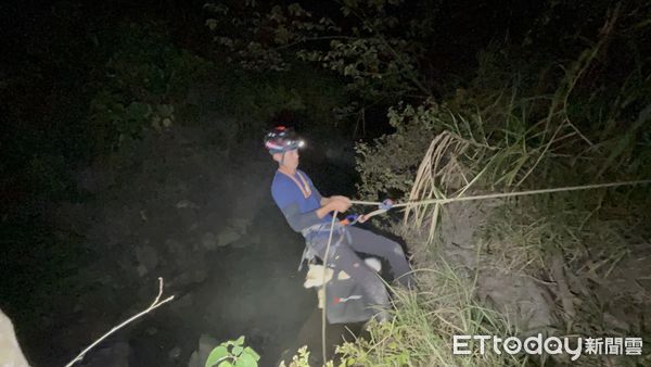 ▲2歲柴犬「柴柴」在露營時不慎跌落3層樓高的山谷被困36小時，所幸最後請來台南山上水道博物館攀樹教練協助垂降救援，成功將柴柴平安救回，讓一家人終於安心。（圖／記者林東良翻攝，下同）