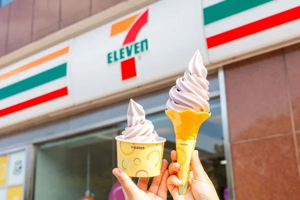 ▲▼7-11草莓季零食甜點周邊、線條小狗聯名商品、全新「藍莓起司霜淇淋」。（圖／業者提供）