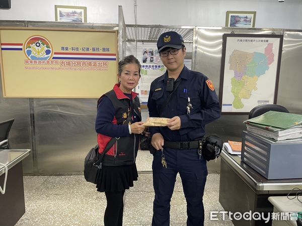 ▲內埔鄉天后宮主委潘月香感謝內埔警分局員警貼心服務             。（圖／記者陳崑福翻攝）